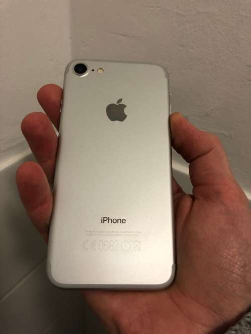 BEST OFFER EVER!!!!! IPHONE 7 32GB SILVER. PERFECT CONDITION. FREE EXPRESS COURIER DELIVERY