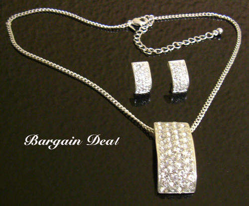 R120 only - 3pcs Stylish 110stone Genuine Crystal Designer Necklace & Earring Set from Avon !!