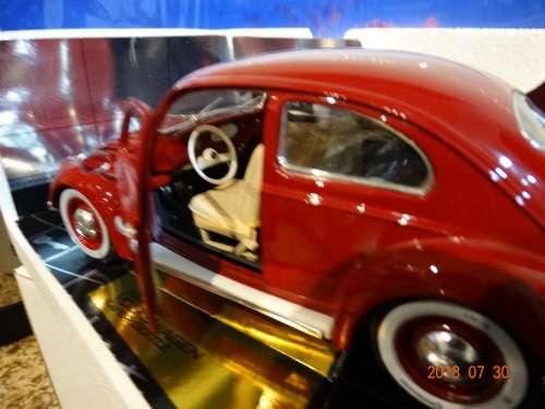 Burago 1/18 Scale Diecast 3381 Volkswagen Beetle 1955 Red- BARGAIN,  WOW