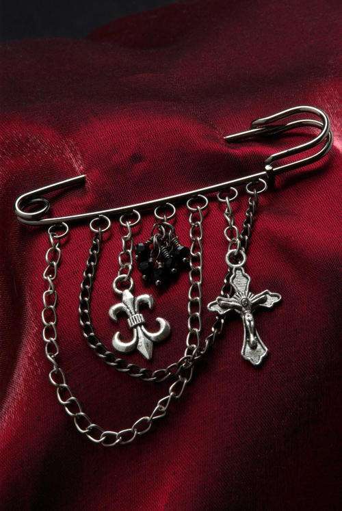 Kilt Pin Brooch in Antiqued Silver & Gunmetal Alloy Finishes