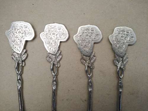 Vintage! Antique Silver Leaf Form With Map Of Africa Spoons