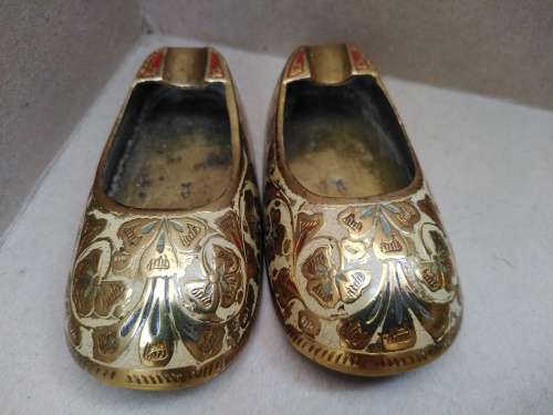 Vintage! Pair Of Etched Enamaled Brass Slipper Ashtrays Made In India