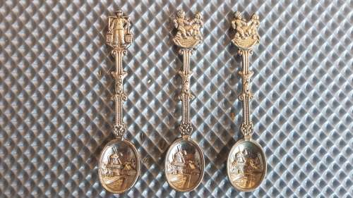 Vintage! Silver Plated Souvenir Spoons With Holder.