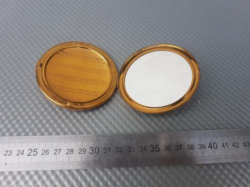 Vintage Melissa Roses In Lucite Dome Enamel Powder Compact.