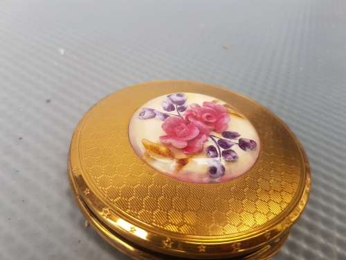 Vintage Melissa Roses In Lucite Dome Enamel Powder Compact.