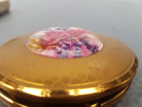 Vintage Melissa Roses In Lucite Dome Enamel Powder Compact.