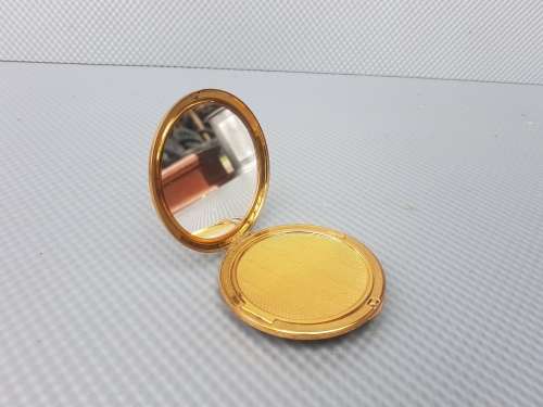 Vintage Melissa Roses In Lucite Dome Enamel Powder Compact.