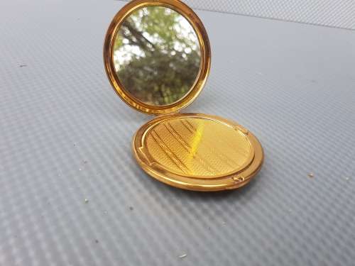 Vintage Melissa Roses In Lucite Dome Enamel Powder Compact.