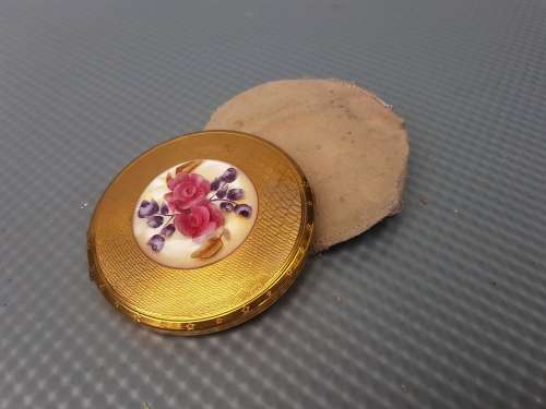 Vintage Melissa Roses In Lucite Dome Enamel Powder Compact.