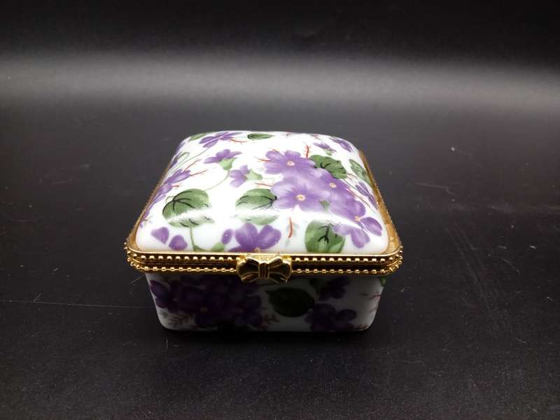 Vintage! Hand Painted Ceramic & Gold Toned Porcelain Pill /Trinket Box.