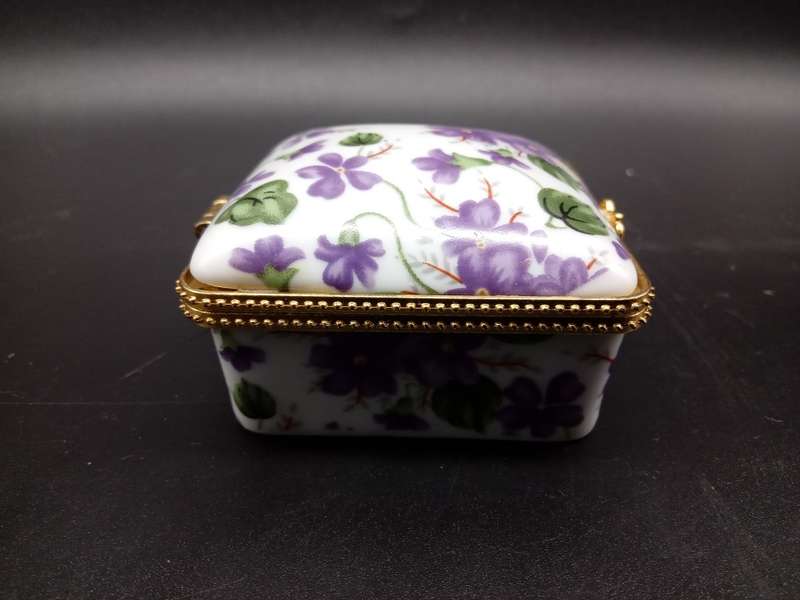 Vintage! Hand Painted Ceramic & Gold Toned Porcelain Pill /Trinket Box.