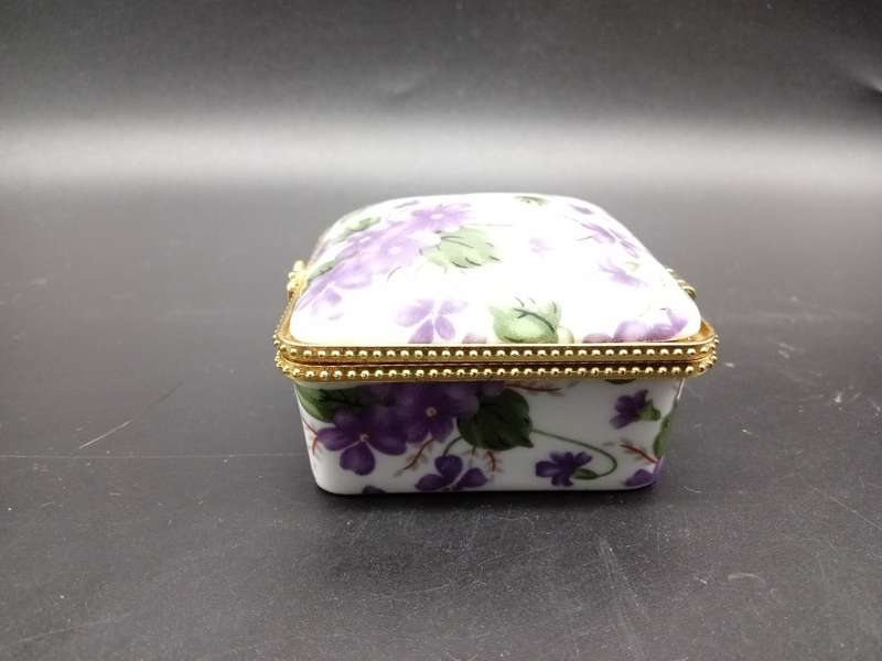 Vintage! Hand Painted Ceramic & Gold Toned Porcelain Pill /Trinket Box.