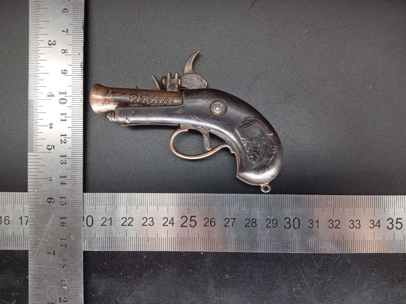 Vintage! Pirata Toy Cap Gun Flintlock Pistol Key Chain.