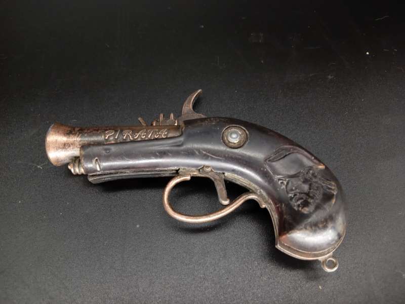 Vintage! Pirata Toy Cap Gun Flintlock Pistol Key Chain.