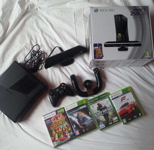 XBOX 360 Kinect 250GB + 4 Games + Controllers