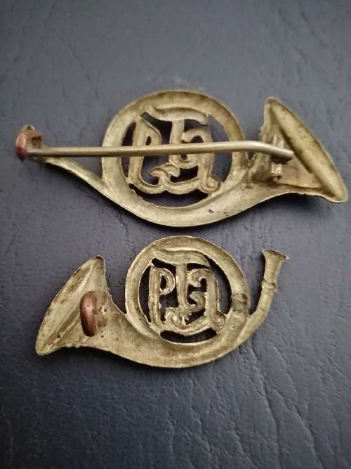 TLI-Transvaal Light Infantry Slouch Hat Badge Bi-Metal Worn 1903-1907 +TLI Collar badge (one lug)