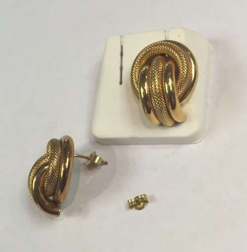 9k / solid 9 carat Gold , Stunning Imported Studs earring