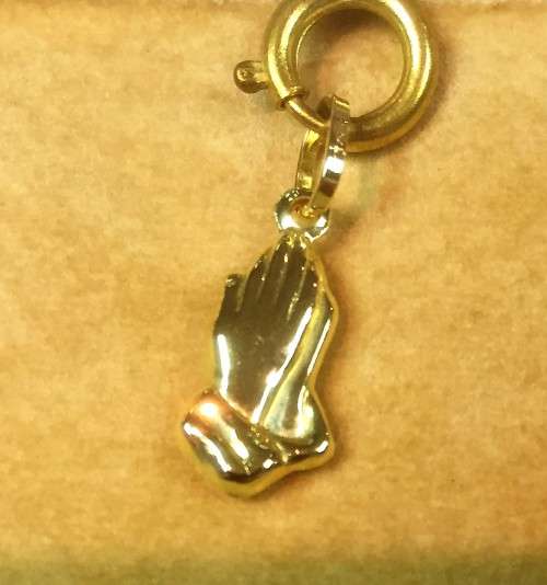 9 carat Yellow Gold - Hands  in prayer pendant