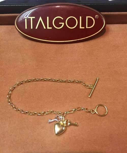 9 K / 9 carat solid Gold, Imported oval Belcher with 3 charms fob bracelet ------------mm. 3 wide