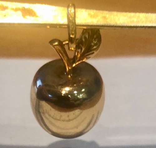 9K solid 9 carat yellow Gold , stunning imported charm - Apple