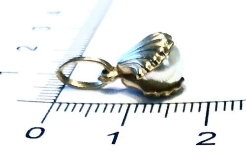 9K solid  9 carat Gold , stunning imported charm - Oyster with pearl
