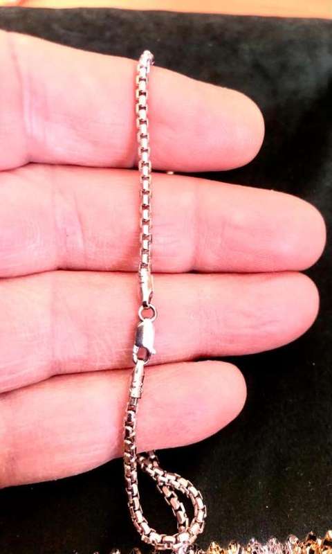 18kt 18 carat White Gold - rounded square link ---- cm 45 necklace ---2.5 mm wide