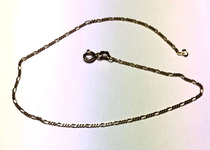 9k solid 9 carat Gold ----3/1 Link Figaro Anklet------- cm. 26 long ----1.5 mm. wide