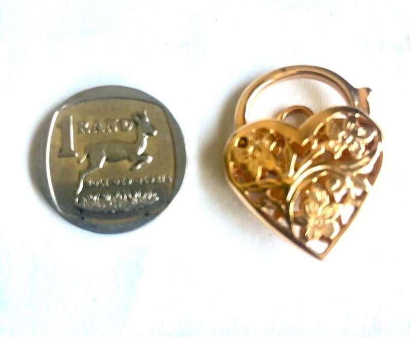 9K solid 9 carat Gold , stunning imported pendant filigree padlock