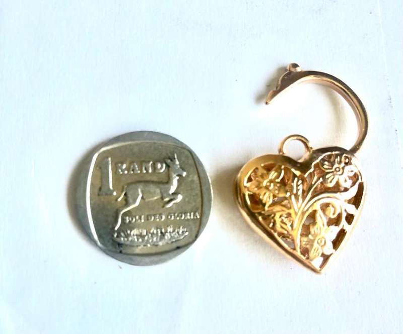 9K solid 9 carat Gold , stunning imported pendant filigree padlock