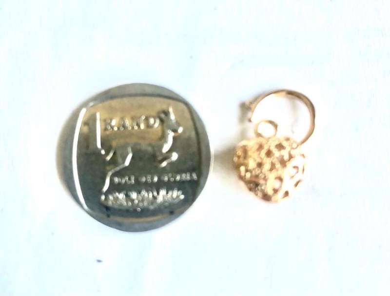 9K solid 9 carat Gold , stunning imported pendant small filigree padlock