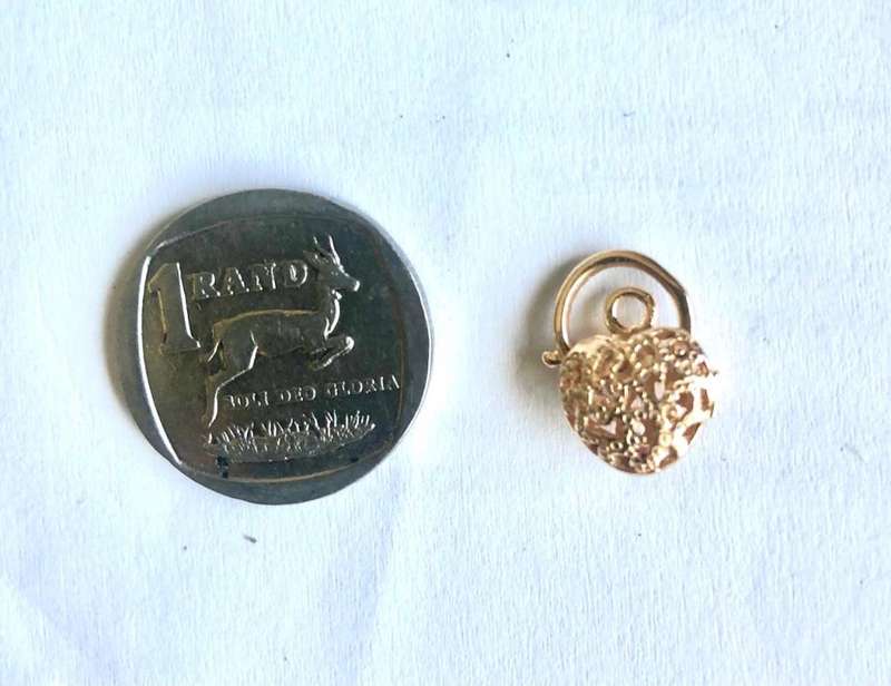 9K solid 9 carat Gold , stunning imported pendant small filigree padlock