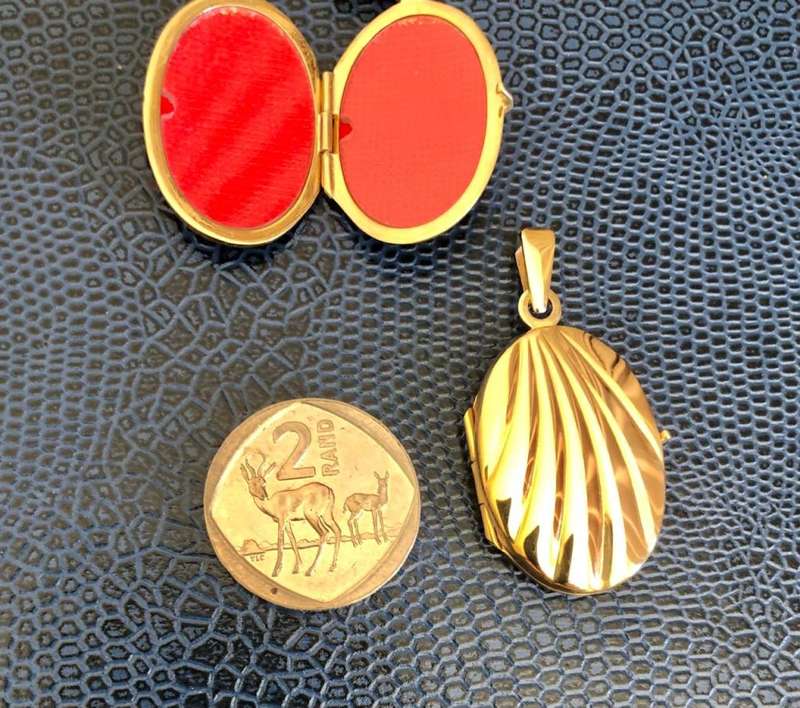9 K / genuine 9 carat solid Gold, Oval locket -