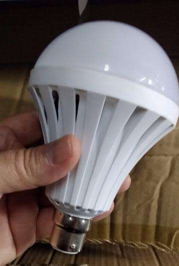 INTELLIGENT LED EMERGENCY BULB 12W ( THEY GIVE LIGHT WHEN NO ONE HAVE IT STORE HIM SELF POWER+_2hrs)