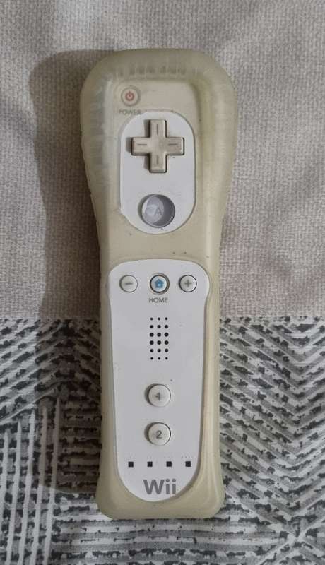 Wii Remote + Cover - White