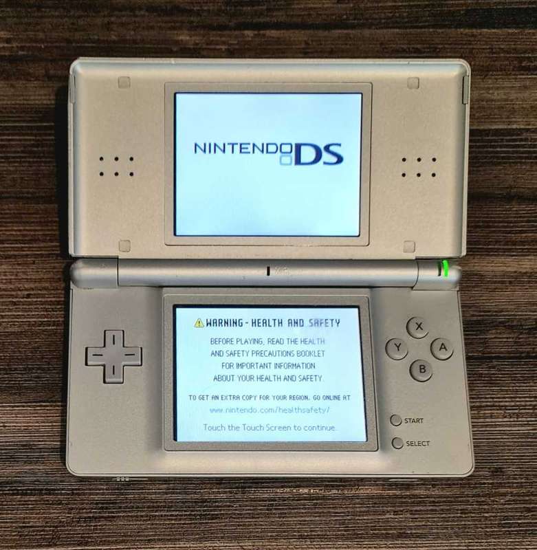 Nintendo DS Lite + Charger + Games