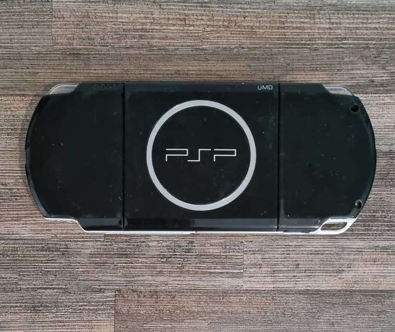 PSP for Parts (Battery not included, Doesn`t Switch On)