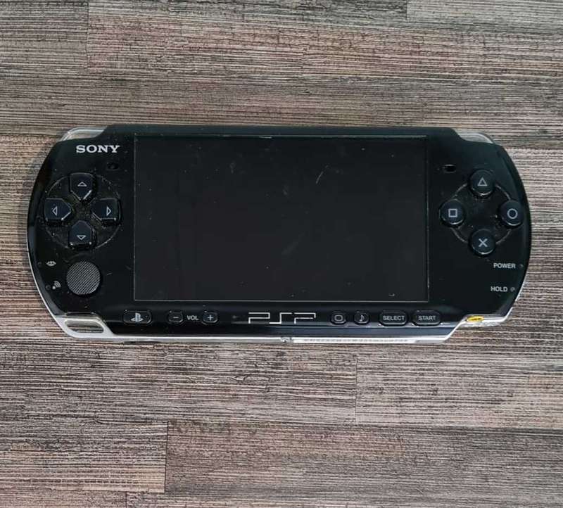 PSP for Parts (Battery not included, Doesn`t Switch On)