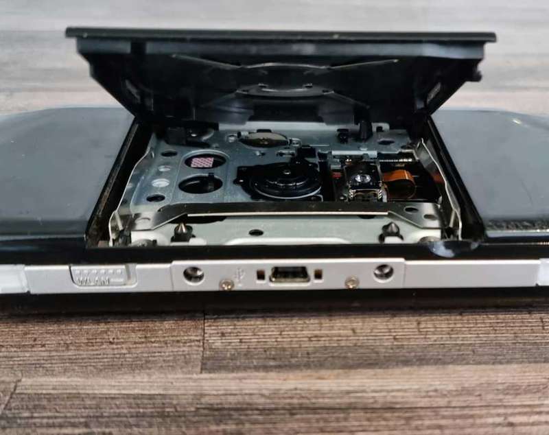 PSP for Parts (Battery not included, Doesn`t Switch On)