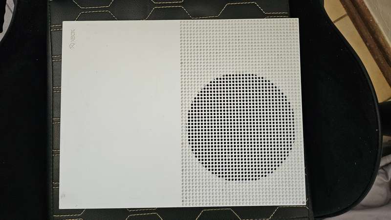 XBOX ONE S 500GB Console. Please read