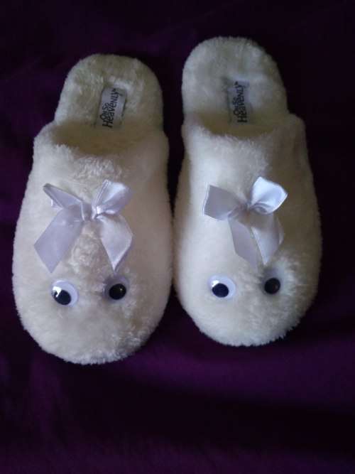 White Googley Eye Slippers Size 5/6