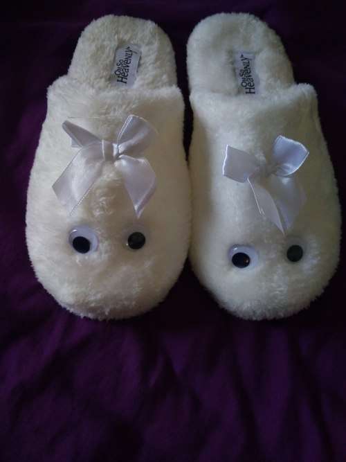 White Googley Eye Slippers Size 5/6