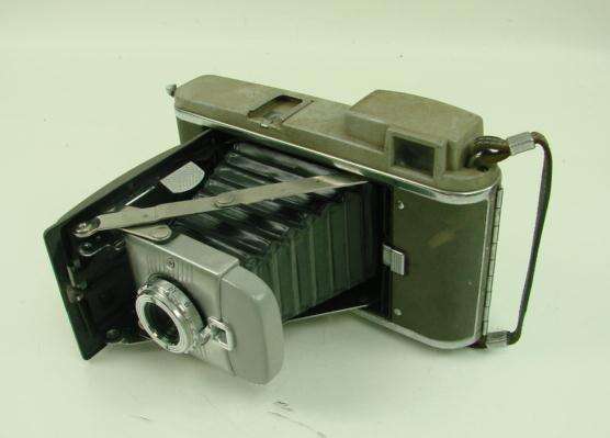 BEAUTIFUL VINTAGE AND HIGHLY COLLECTIBLE 1964 POLAROID CAMERA - MODEL 80 B