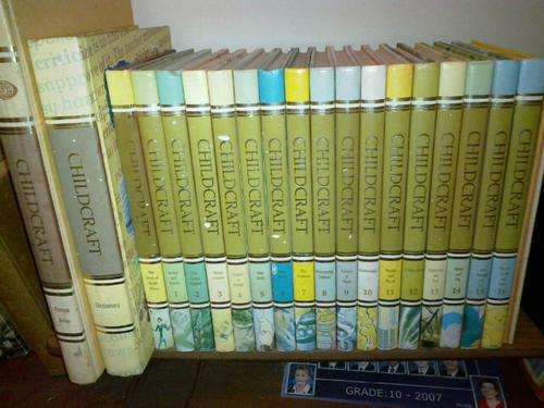 "CHILDCRAFT"FULL SET PLUS WOODEN MINI BOOKSHELF ++++