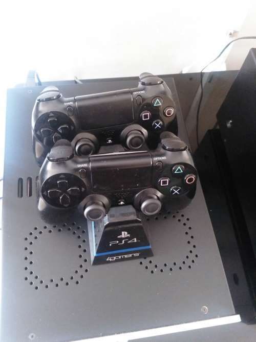 SONY PS 4 500 GIG (2 CONTROLLERS + 6 GAMES WORTH R5500)