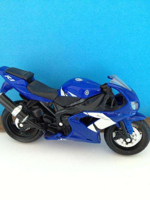 MAISTO MOTORBIKE YAMAHA YZF R1 1:18