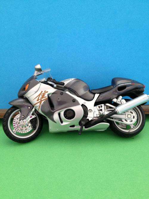 MAISTO SUZUKI HAYABUSA MOTORBIKE SILVER 1:18