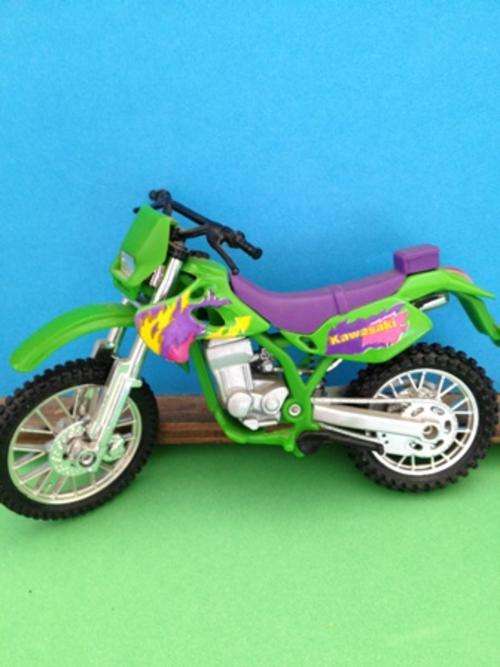 MAISTO KAWASAKI MOTORBIKE GREEN 1:18