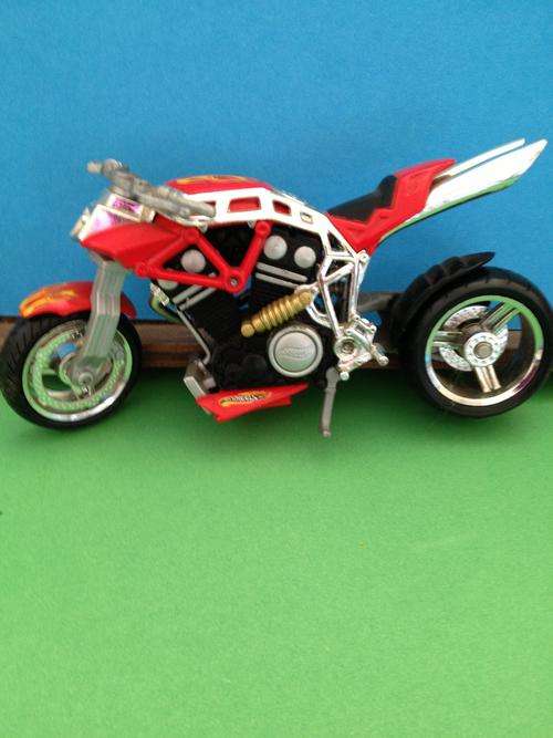 HOT WHEELS MOTORBIKE RED DIE CAST WITH FLAMES AND H/WHEELS LOGO 1:18