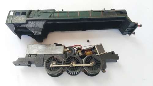 TRIANG R259 BUILT IN BRITAIN  BRITANNIA CLASS LOCO  BODY + CHASSIS