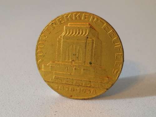 VOORTREKKER 1838 - 1938 CELEBRATION BUTTON HOLE BADGE - AMAZING FIND -